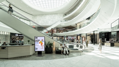 digital signage at shopping mall