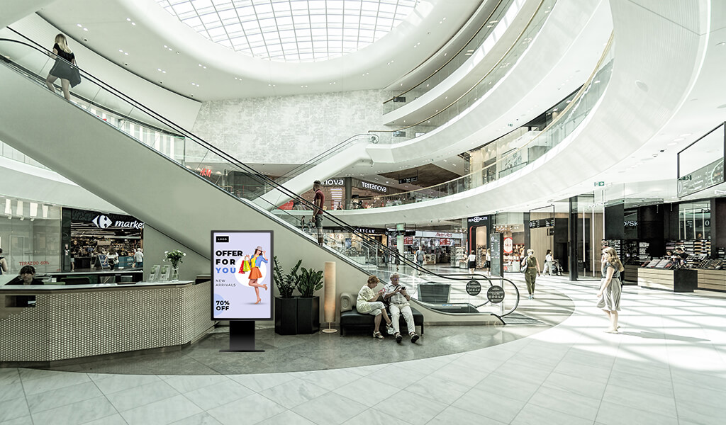 digital signage at shopping mall